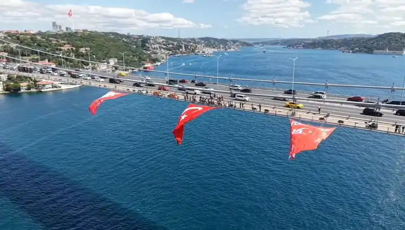 Türkiye, Tarihi Köprüde Dev Bayrakla Göz Doldurdu