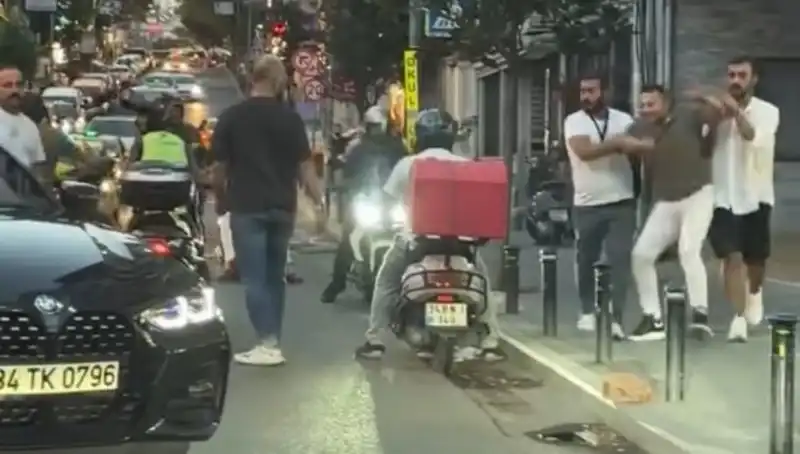 Nişantaşı'nda Yol Verme Tartışması: Kadına Sopa ile Saldırı Anları Kameralara Yansıdı