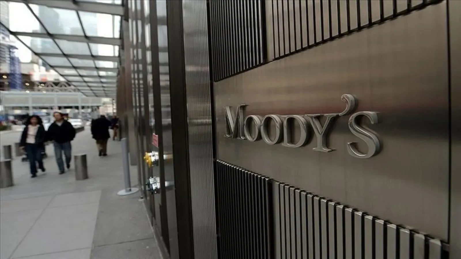 Moody's, Fransa'nın Kredi Notunu Düşürdü: Ekonomik Görünüm Negatif