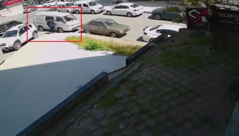 Aracını Çalmak İsteyen Hırsız Suçüstü Yakalandı: O Anlar Kameralara Yansıdı