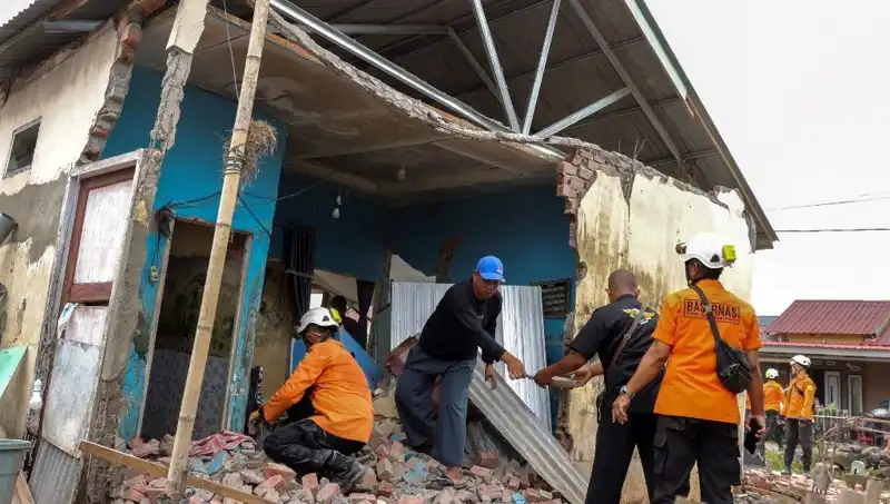 Endonezya'da Şiddetli Deprem: 5,7 Büyüklüğünde Sarsıntı 8 Evi Yıktı