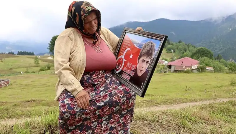 DEM Parti, Eren Bülbül'ün Annesinin Bayramını Duygu Dolu Mesajlarla Kutladı