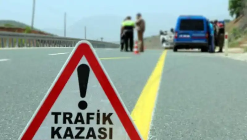 Trafik Kazası: Otomobil ile Hafif Ticari Araç Çarpıştı, 6 Kişi Hayatını Kaybetti