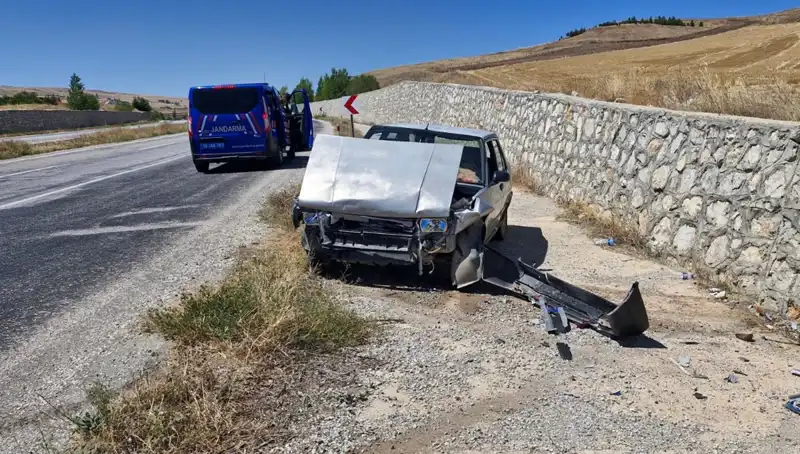 Kontrolden Çıkan Otomobil Duvara Çarptı: İki Yaralı, Kaza Anı Kamera Kayıtlarında