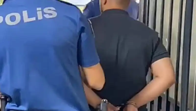 İzmir'de Polise Saldıran Şahısın Yakalanması, Güvenlik Önlemlerini Gündeme Getirdi