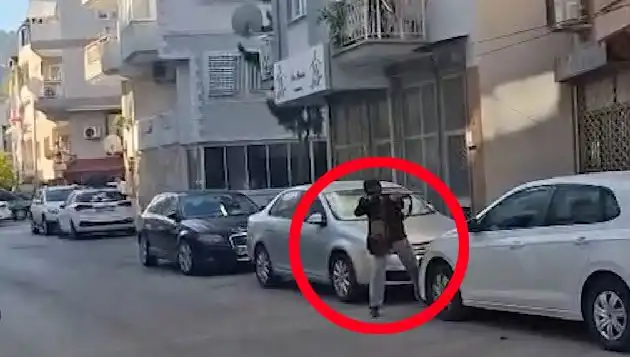 İzmir'de Saldırganla Çatışma Anı: Güvenlik Güçleri Serinkanlılıkla Müdahale Etti