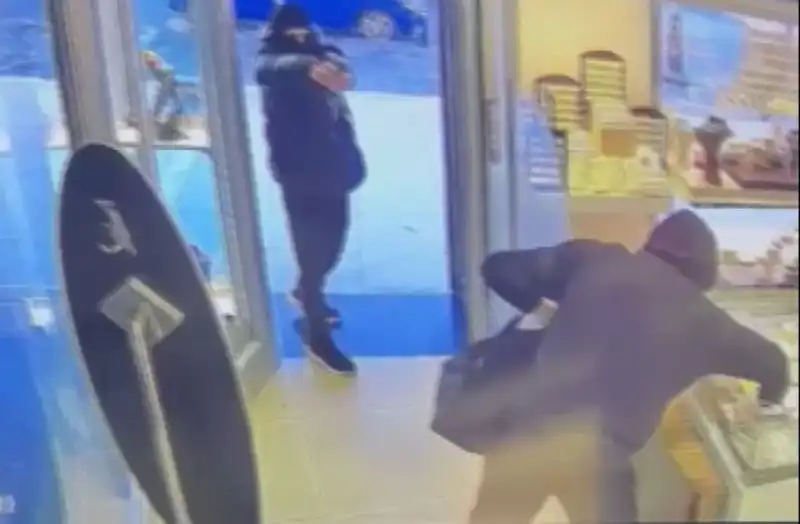 Ümraniye'de Soygun Girişimi: Cesur Maskeli Saldırganların Eylemi