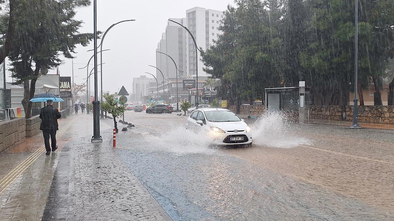 16 il için turuncu ve sarı uyarı: Kuvvetli yağışa dikkat!