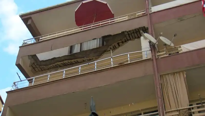 Güngören'de Korkunç Bir Olay: Beş Katlı Binanın Balkonu Çöktü!