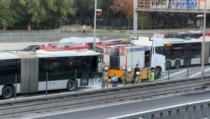 İstanbul Metrobüs Yangını Trafiği Felç Etti: Yolculardan İlk Açıklamalar