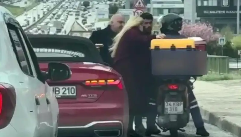 D-100'de Gözler Şaşkın: Motokuryeye Silah Çeken Adam Ne Yapmak İstedi?