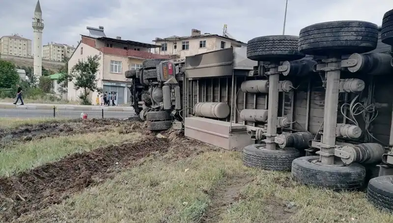 Erzurum'da Freni Boşalan TIR, Korkunç Kazaya Sebep Oldu!