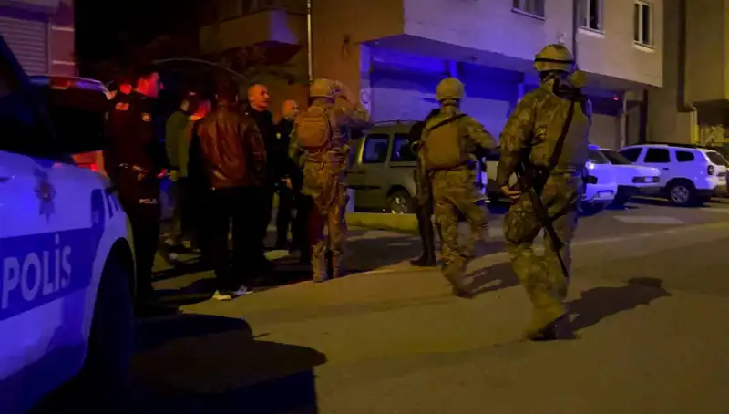 Balkonundan Tüfekle Ateş Açan Şahıs, Polis Gelince Kendini Eve Kilitledi