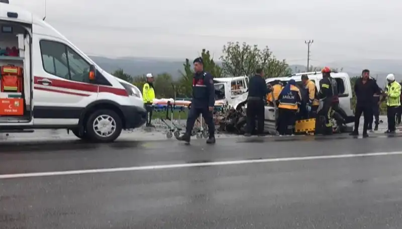 Denizli'de İki Araç Kafa Kafaya Çarpıştı: Feci Kaza Ayrıntıları