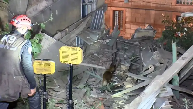 İstanbul'da Deprem Korkusunu Tütüncü Camii Çöktü