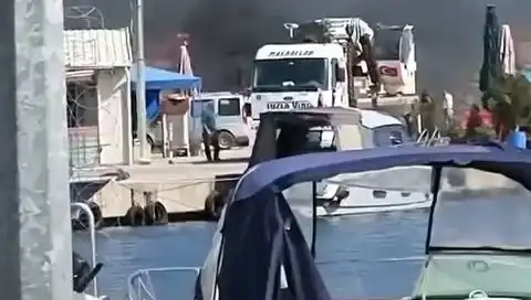 Tuzla'da Balıkçı Barınağında Yangın: Lastikler Alev Alev Yandı