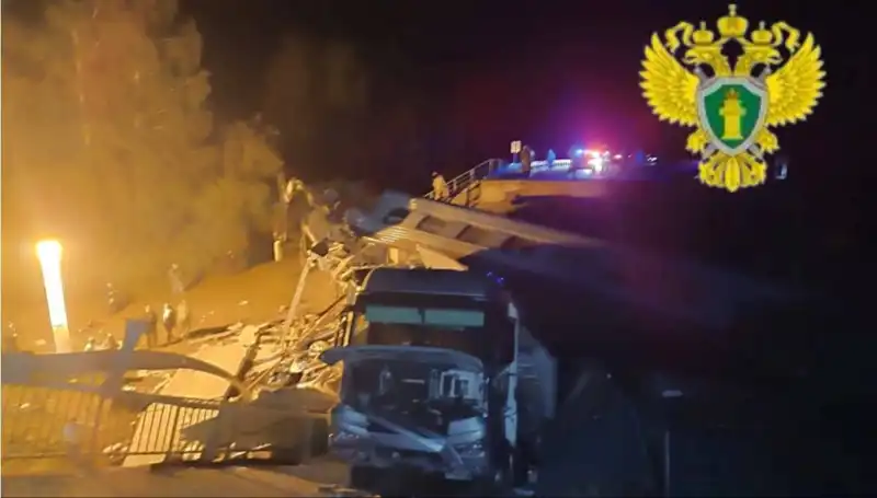 Rusya'da Köprü Çökmesi ve Tren Kazası: 7 Kişi Hayatını Kaybetti