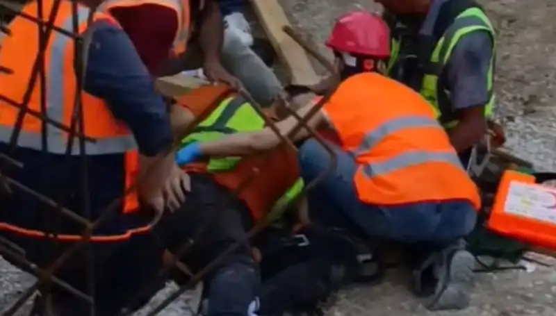 Adana'da İnşaat Kazası: İki İşçi Yaralandı, Olay Yerinden İlk Görüntüler