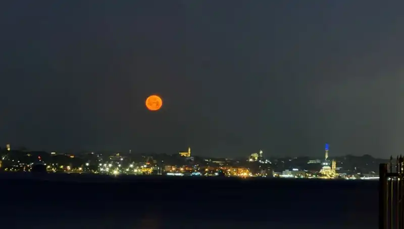 İstanbul'da Çilek Dolunayı: Tabloluk Manzaralar Eşliğinde Doğanın Güzelliği