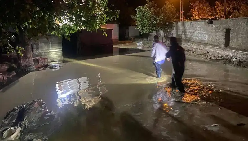 Aniden Yağmaya Başlayan Yağmur, 20 Dakikada Birçok Evde Tahribata Neden Oldu