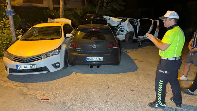 Alkollü Sürücü Sokaklarda Dehşet Saçtı: Üç Araçla Çarpıştı!