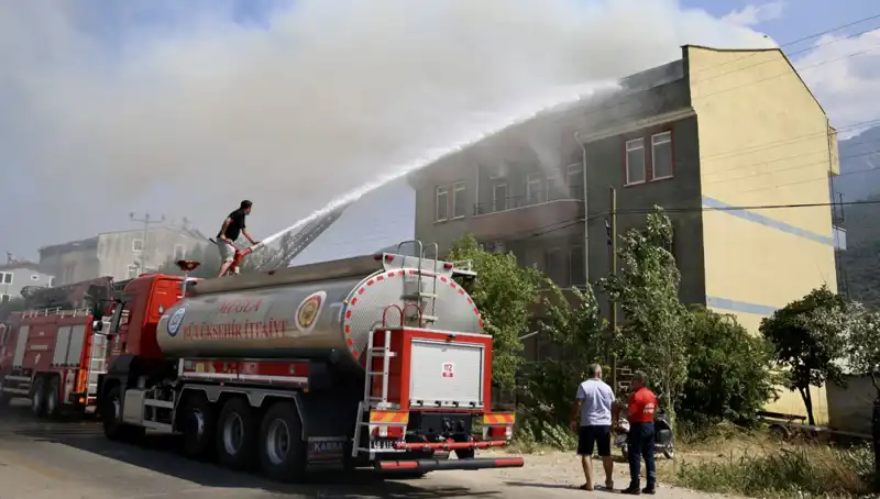 Çatı Katında Patlayan Alevler: Yangın Korku Dolu Anlar Yaşattı
