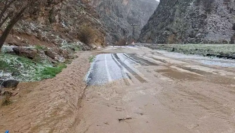 Tunceli'de Dolu ve Sağanak Yağış, Hayatı Felç Etti!