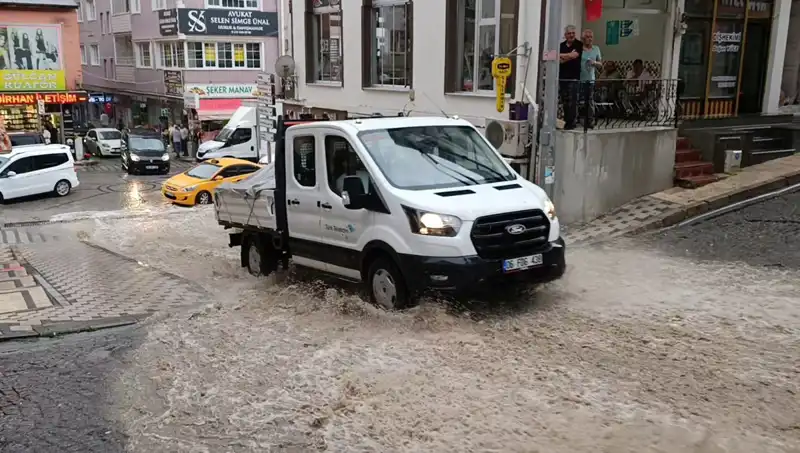 Aniden Bastıran Sağanak, Şehri 10 Dakikada Su Altında Bıraktı!